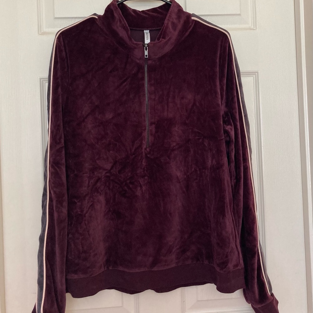 Fabletics Womens Pullover Sweater. Soft material